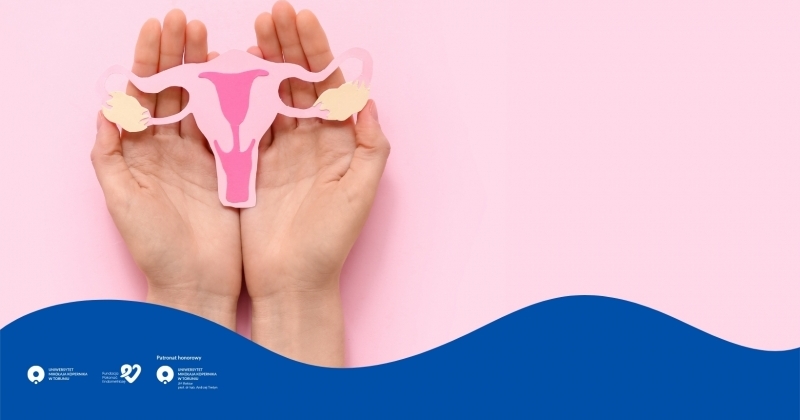 Dwie dłonie trzymają papierowy model żeńskiego układu rozrodczego. W lewym dolnym rogu widoczne są logo UMK, patronatu JM Rektora UMK i fundacji Pokonać Endometriozę.