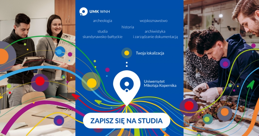 Dwie osoby w sali przeglądają stare książki i dokumenty, a obok na drugim ujęciu dwie osoby w rękawicach badają kości, na tle grafiki promującej kierunki studiów Uniwersytetu Mikołaja Kopernika z napisem ?Zapisz się na studia?