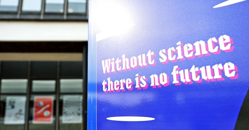 Plakat okolicznościowy przed rektoratem, na którym napisano "Without science there is no future"