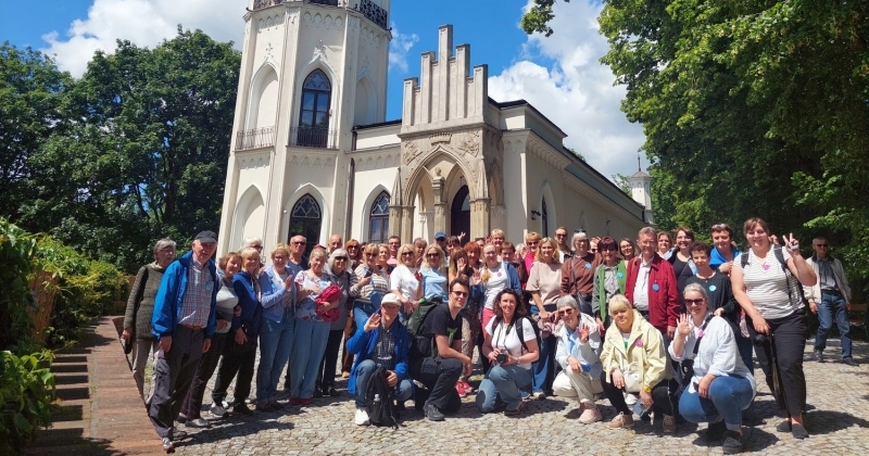 zdjęcie grupowe przed budynkiem Muzeum Romantyzmu