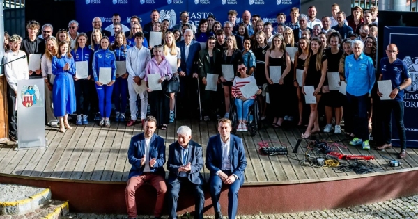 Zbiorowe zdjęcie stypendystów