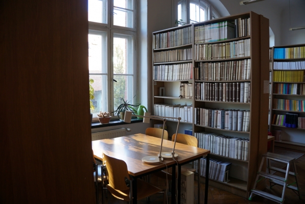 Regały z książkami w Bibliotece WH w Collegium Maius.