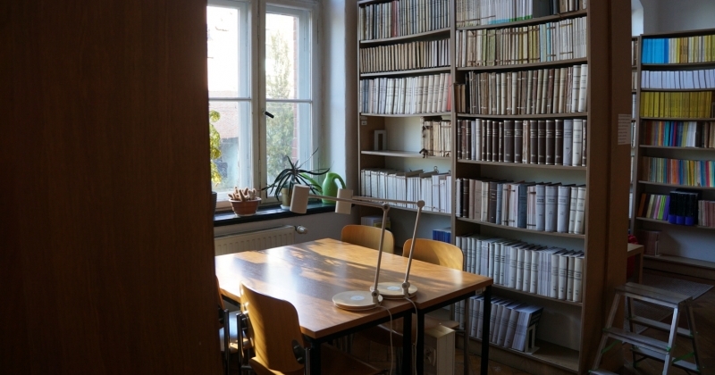 Regały z książkami w Bibliotece WH w Collegium Maius.