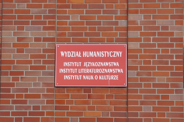 Tablica informacyjna Wydziału Humanistycznego na budynku Collegium Humanisticum.
