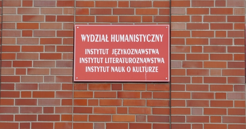 Tablica informacyjna Wydziału Humanistycznego na budynku Collegium Humanisticum.