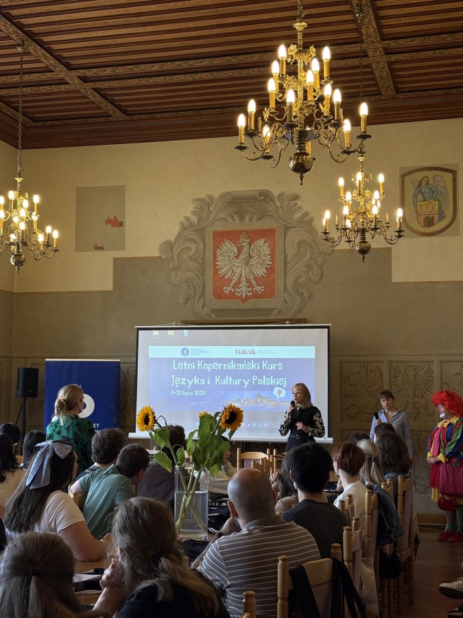 W sali 307, Collegium Maius, siedzą uczestnicy Letniego Kopernikańskiego Kursu Języka i Kultury Polskiej.