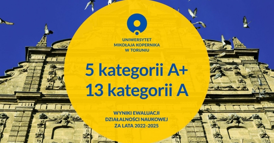 Grafika z logo UMK i informacją o wynikach ewaluacji nałożóna na zdjęcie Collegium Maximum