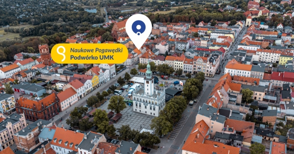 Rynek Starego Miasta w Chełmnie widziany z lotu ptaka. Na zdjęciu jest także graficzne oznaczenie miejsca, w którym zlokalizowane będzie stoisko UMK