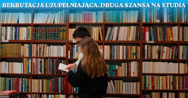 Studentka i student pochylają się nad książką. W tle księgozbiór w bibliotece.