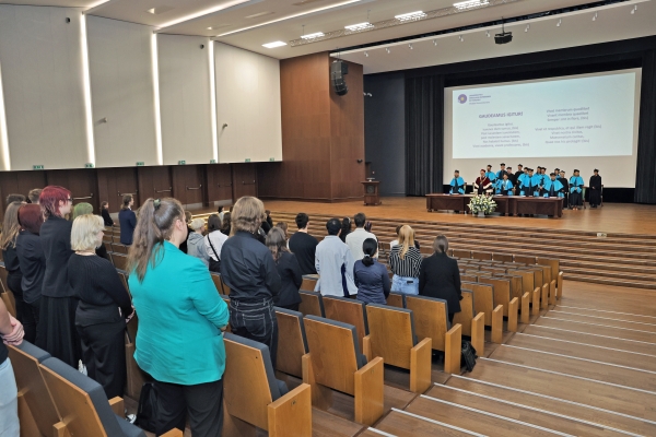 Aula UMK. Władze dziekańskie na scenie, studenci na widowni. 