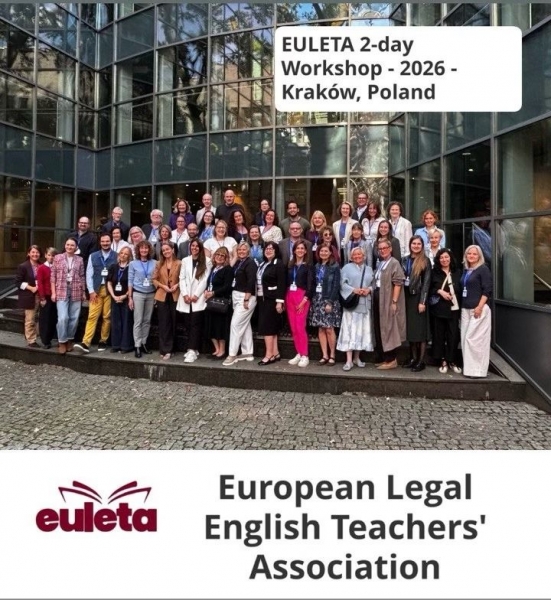 In the foreground, a group of workshop participants stands in 4 rows in front of the Faculty of Law building at Jagiellonian University in Krakow.