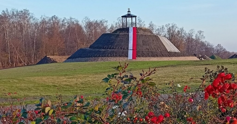 na zdjęciu pamiątkowy kopiec z flagą Polski