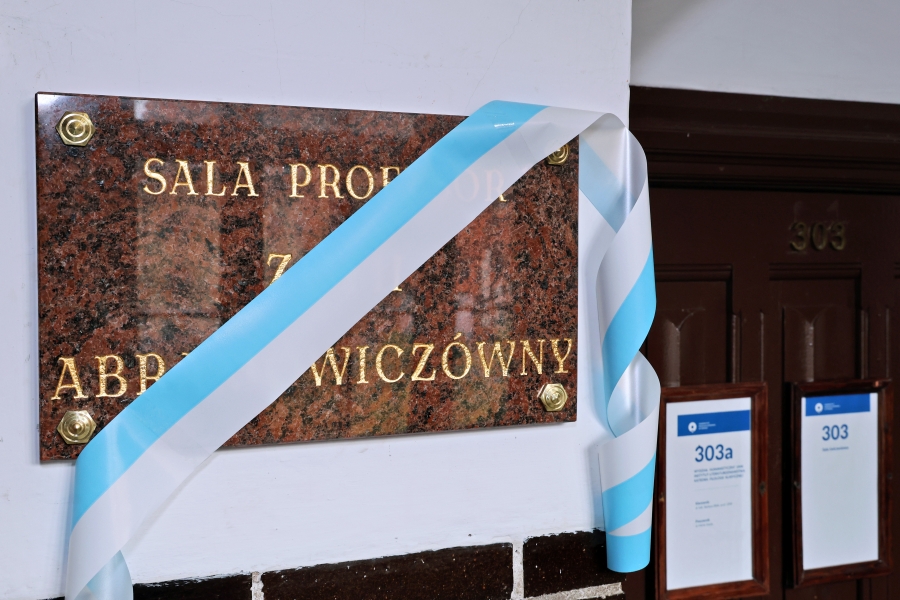 Tablica upamiętniająca prof. Zofię Abramowiczównę przy sali 303 w Collegium Maius. 